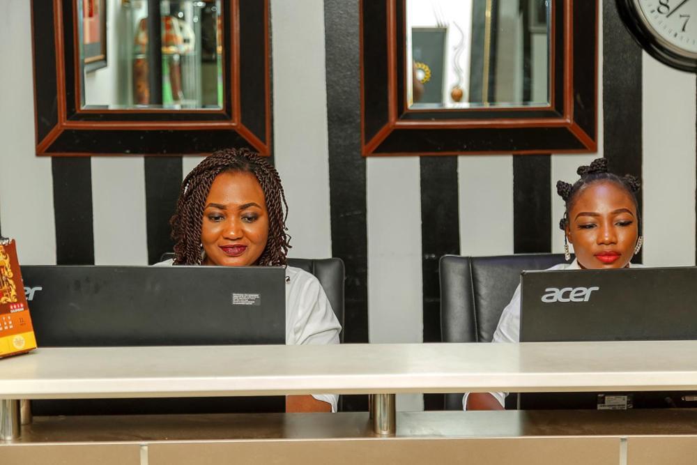 Apartment Royale Hotel&Suite Lagos Esterno foto